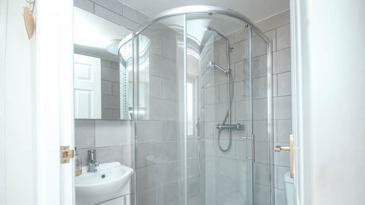 Little Windrush Bedsit Annexe Double Bed Sleep 2-3 - East Wittering