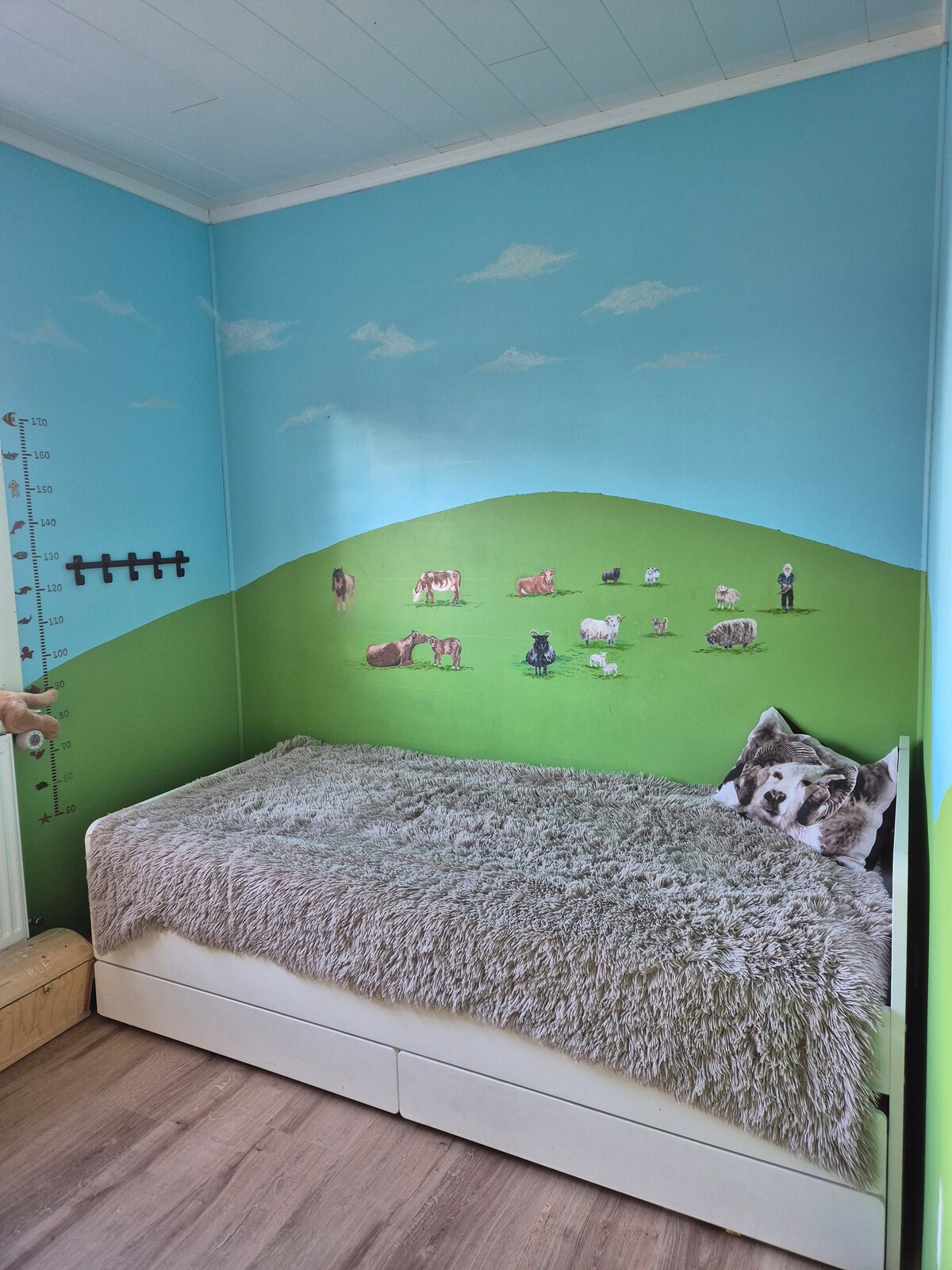 يمكن سحب سرير إضافي من الأسفل حتى يتمكن شخصان من النوم