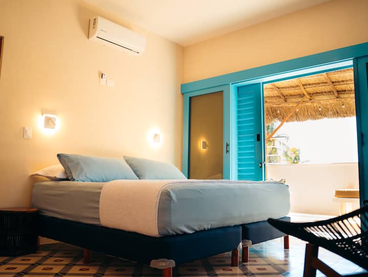 ก้าวออกไปยังระเบียงส่วนตัวของคุณเพื่อสูดอากาศบริสุทธิ์ เพลิดเพลินกับกาแฟยามเช้า หรือยืดเส้นยืดสายด้วยการเล่นโยคะอย่างสงบ