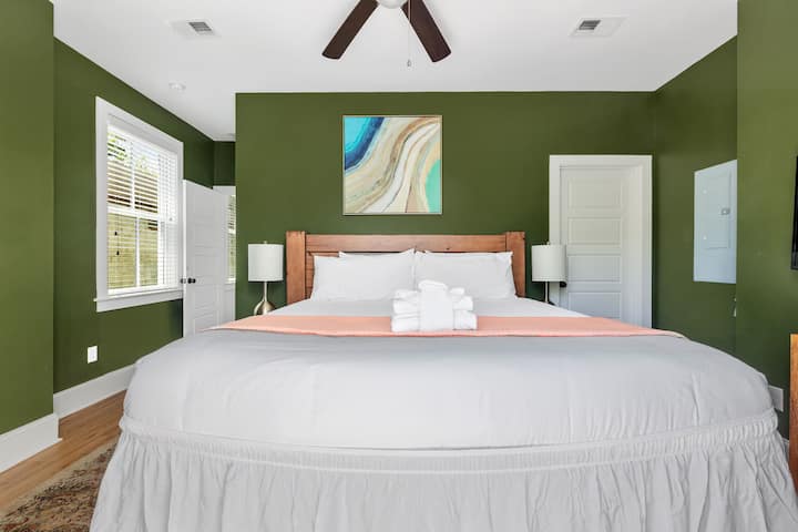 Dormitorio 5: cama tamaño king, TV, baño privado