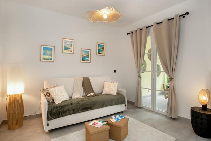 พื้นที่เลานจ์พร้อมโซฟาแบบเปิดประทุนขนาด 160x200
ตู้เก็บของและตู้นิรภัย