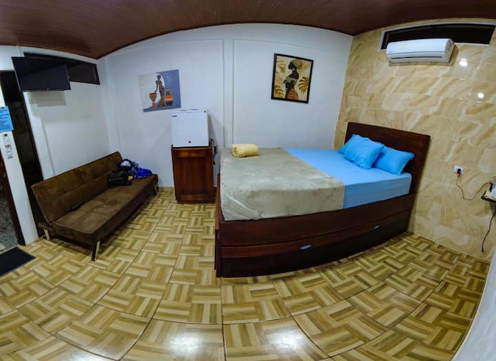 Morpho kabína: manželská posteľ, samostatná posteľ a rozkladacia pohovka. Klimatizácia, televízor, Wi-Fi, chladnička a kávovar. Súkromný, pohodlný a funkčný priestor, ideálny na oddych a vychutnanie si výhľadu na jazero z vlastnej terasy.