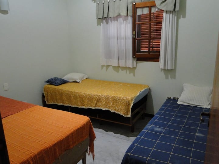 3 jednolôžka, na podlahu je priestor na položenie 1 ďalšieho matraca 