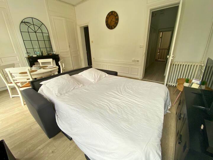 Sofá convertible muy fácilmente en cama de 2 plazas, el colchón es muy cómodo para pasar noches de calidad.