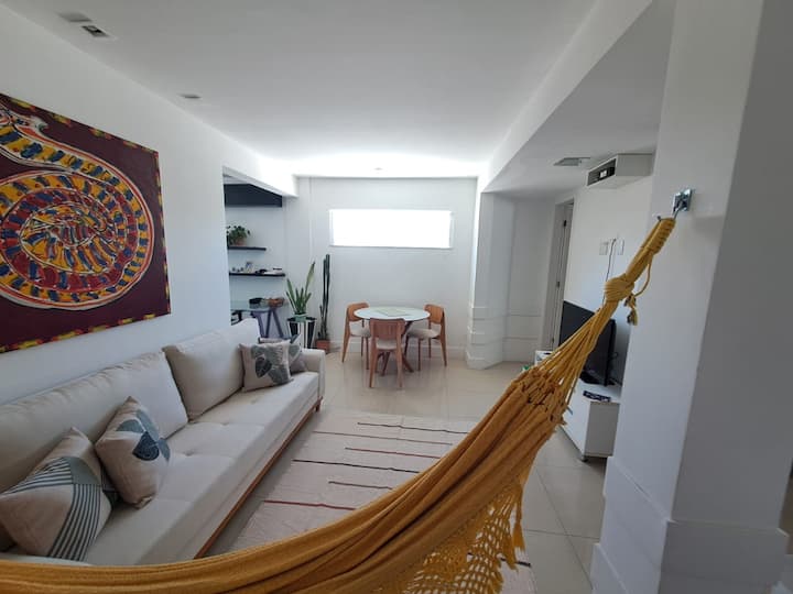 Sofa, viseća ležaljka, stol za 3 osobe, pametni TV, prirodno osvjetljenje, prozračan ambijent.