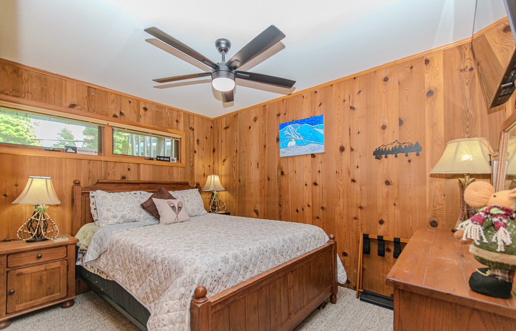 "חדר השינה של נעלי השלג" עם מיטת קווין סייז, שידה עם מראה וטלוויזיה חכמה. 
ניתן לסגור את החדר באופן פרטי או לפתוח דלת כיס ישירות אל תוך מיטת הדובים ומערת המשחקים. 