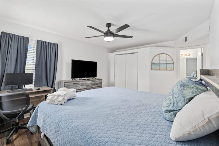 Chambre spacieuse avec très grand lit, télévision intelligente et bureau pratique.