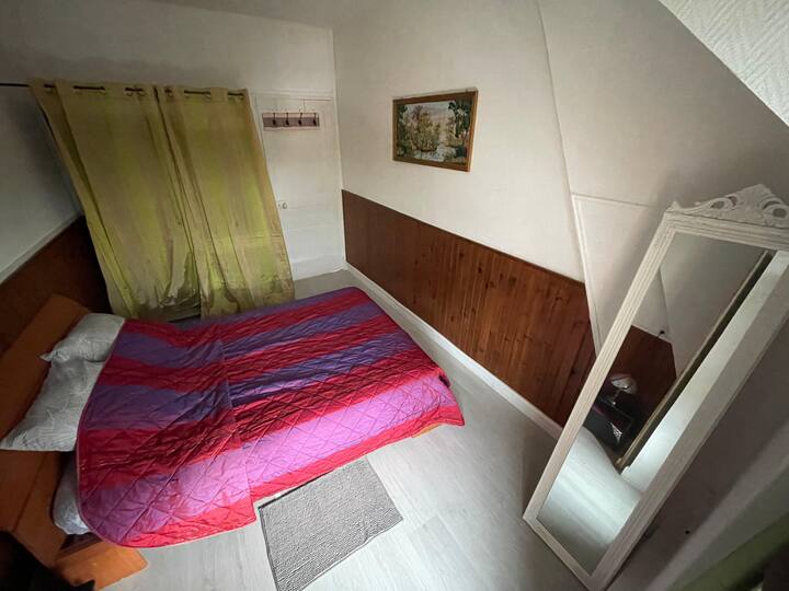 Pohodlné manželské lôžko, aby ste mohli zapadnúť do náručia Morfea.

Nájdete tam:
- Zrkadlo
– Stolová nočná lampa 
- Ohrievač
– 2 úložné skrinky (na oboch stranách postele)
- vešiak na kabáty
– krásny obraz