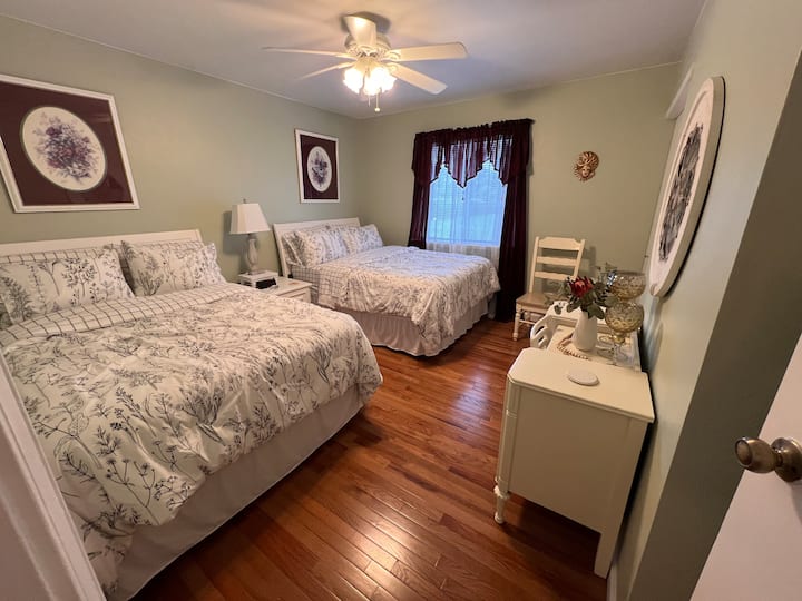 Dhomë gjumi e rehatshme me dy krevate me madhësi të plotë, ideale për familje ose grupe, me shtroja të rehatshme për një qëndrim të qetë. 