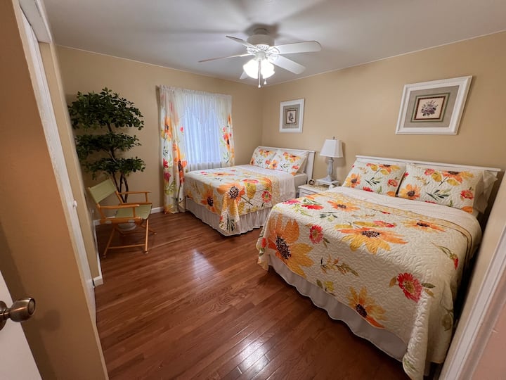 Dhomë gjumi e bollshme me dy krevate me madhësi të plotë, e përkryer për familjet ose miqtë. 