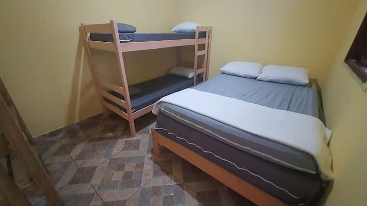 Jedálenská izba s poschodovou posteľou a manželskou posteľou.