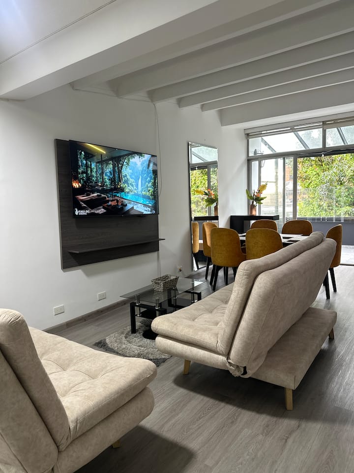 Een ruime woonkamer met twee slaapbanken, 65-inch tv, sociale badkamer in de woonkamer, de slaapbanken zijn geschikt voor twee personen 