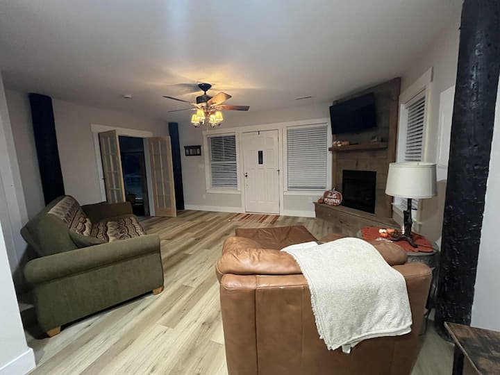 Casteel Cottage · Cozy Getaway W/firepit - Cleveland, TN