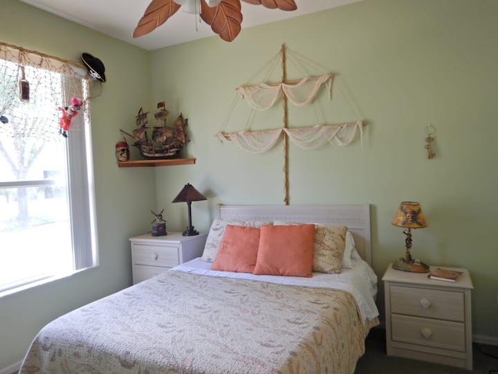 חדר פיראטים עם מיטת קווין סייז.