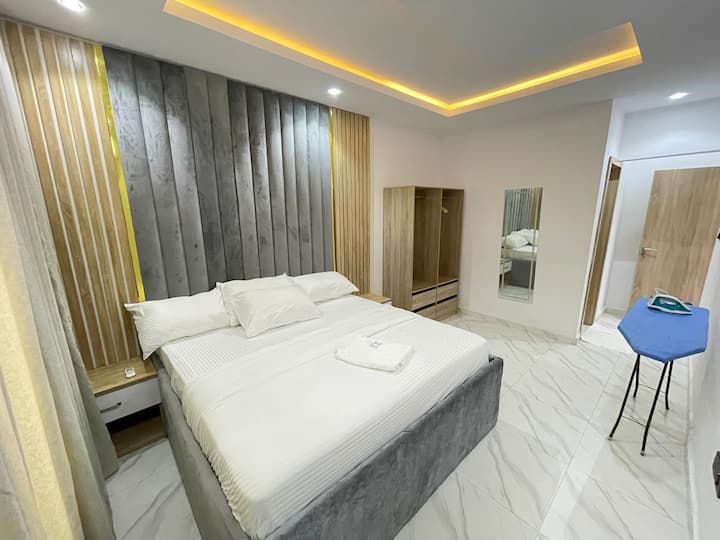 Opustite se u elegantnoj spavaćoj sobi s bračnim krevetom (Queen), udobnom posteljinom, prostranim ormarom, klima-uređajem te glačalom i daskom za glačanje koji će vam biti na raspolaganju tijekom boravka.