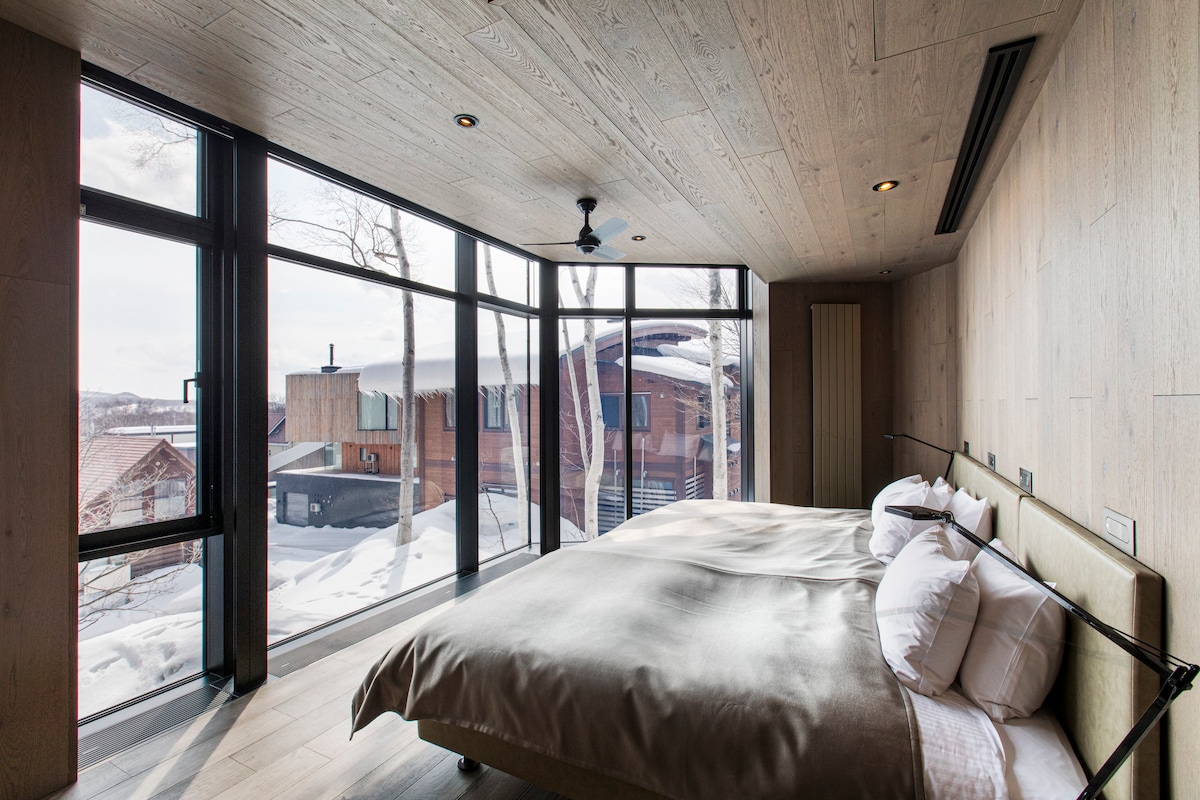 Bed configuration can be set up as 1 King-sized bed or 2 single beds. 