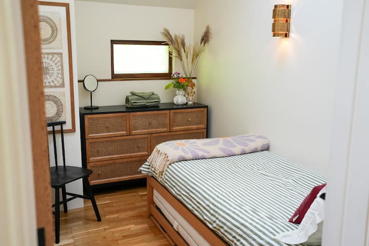 ห้องนอนเตียงเดี่ยวที่สะดวกสบายเหมาะสำหรับเด็กหรือผู้เข้าพักคนที่ 3 เช่นเดียวกับห้องพักทุกห้อง ห้องนี้มีม่านบังแสงและช่องแสงที่สามารถเปิดและปิดได้เพื่อความสะดวกสบายของคุณ