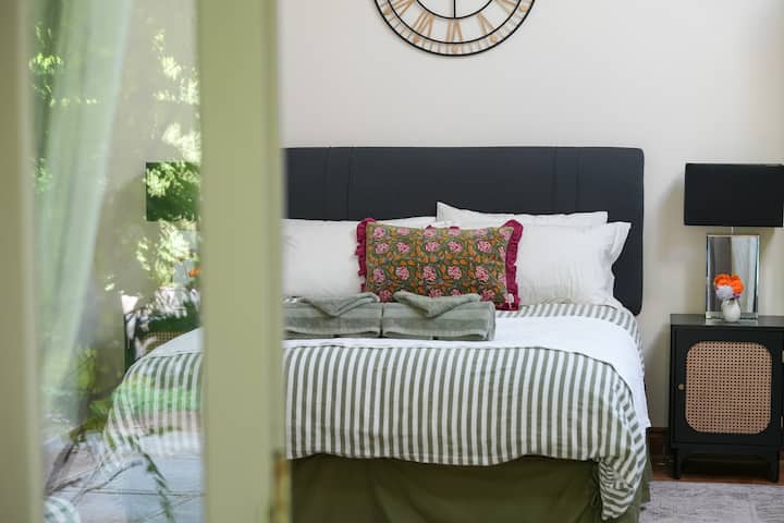 เพลิดเพลินกับเสียงและกลิ่นของสวนจากเตียงขนาดคิงไซส์สุดหรูของคุณ