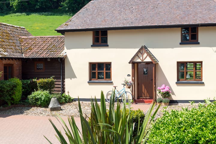 Woodside 3 Bedroom Luxury Cottage With Hot Tub - Dawlish Warren