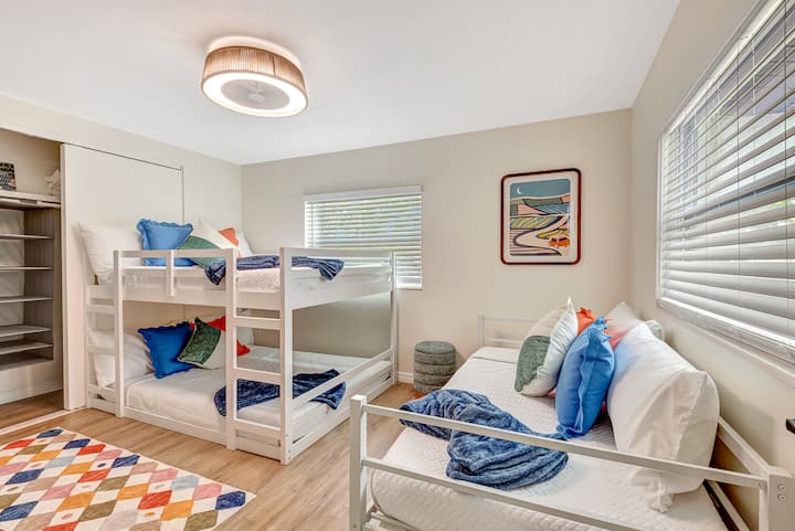 Стаята с двуетажни легла е чудесна за споделяне с приятели или семейства. Разполага с двуетажно легло, единична кушетка с колела и гардероб с органайзер за закачане.