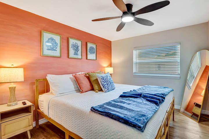 Стаята Coral разполага с голямо двойно легло, ярка коралова акцентна стена с крайбрежен декор.