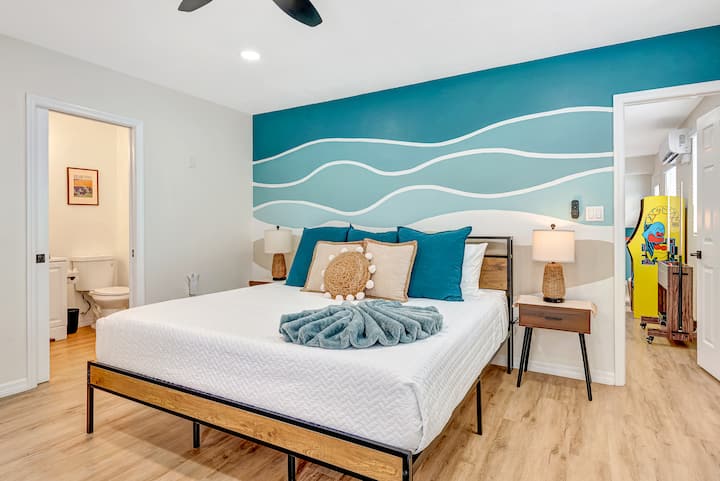 Сюитът в къщата за гости разполага с голямо двойно легло, самостоятелна баня и стена с вълнообразен акцент, ръчно боядисана от местен художник. С допълнително уединение и директен достъп до стаята за игри, това е идеалното място за почивка за двойки, приятели или семейства.