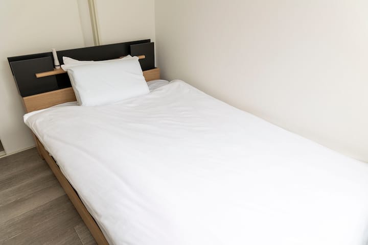 Креветот во оваа соба е луксузен Sealy кревет.