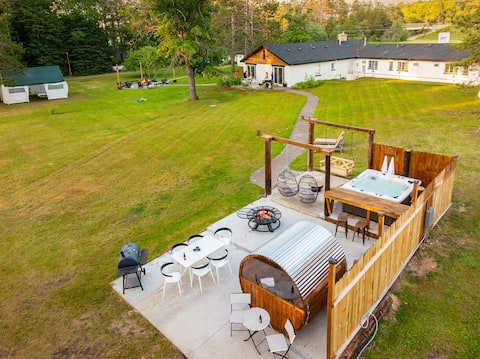 The Windmoor Lodge | Sauna | Pickleball | Hot Tub
