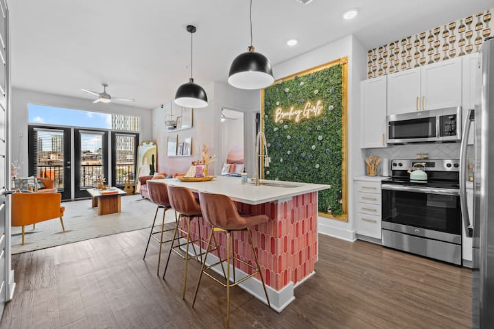 Dolly Themed Luxury 2BR Downtown | Walk Broadway - Apartments for