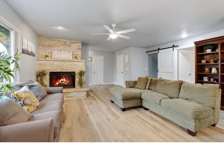 Cozy Family-friendly 4br • Spacious + Fireplace - Hillsboro, OR