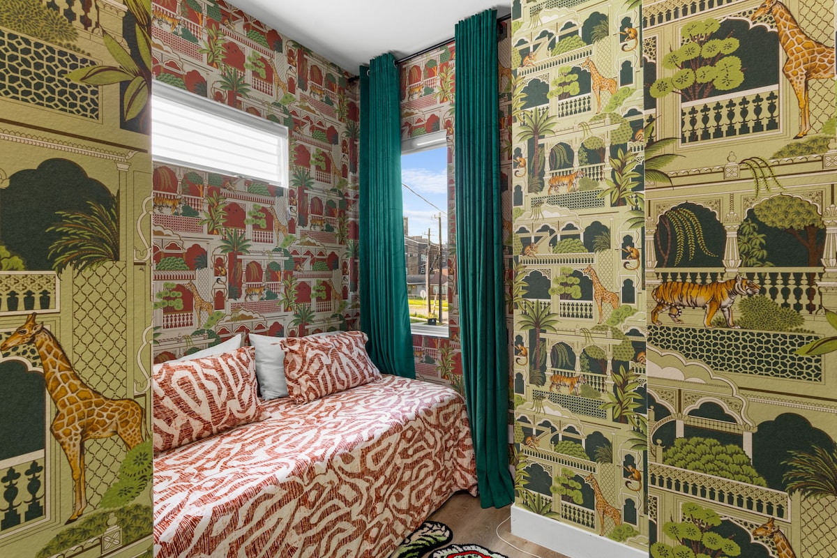 开放式卧室毗邻厨房和起居区，提供灵活的睡眠安排。 这个房间没有门。