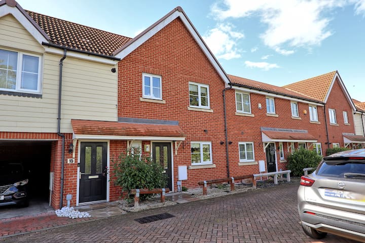 Modern 3br Stay | Quiet St | Free Parking | Wifi - Basildon