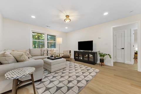 Top performing Airbnb: Plaza Shamrock Stunner #2 | King Bed, Pet Friendly in Plaza Shamrock