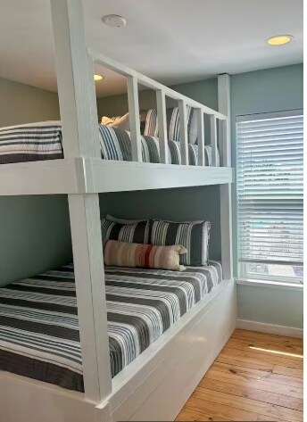 ჩაშენებული ორსართულიანი საწოლები, რომლებიც იდეალურია კომფორტული ჯგუფური სტუმრობისთვის.