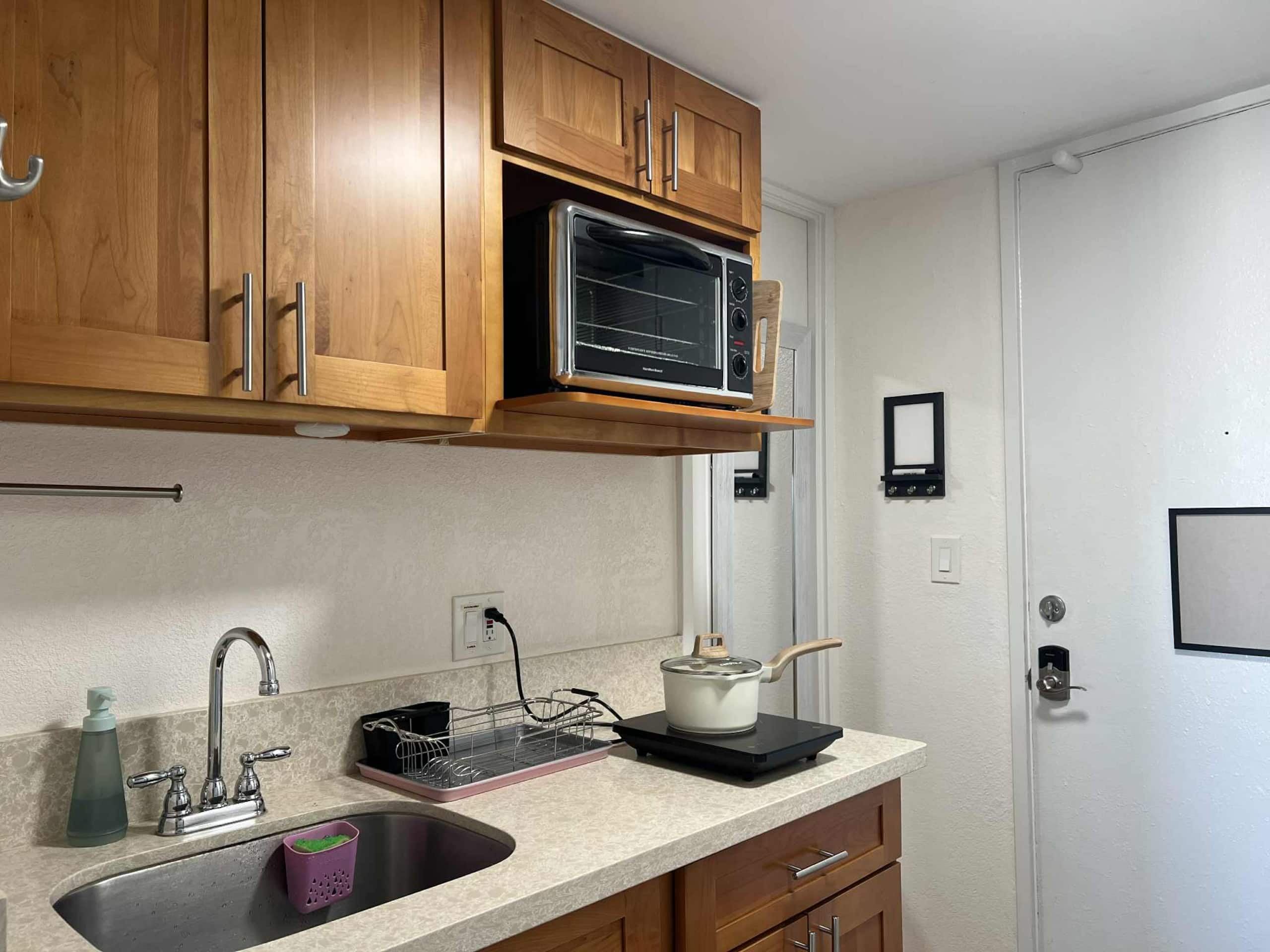 Waikiki Breeze and Free Parking - Image 5