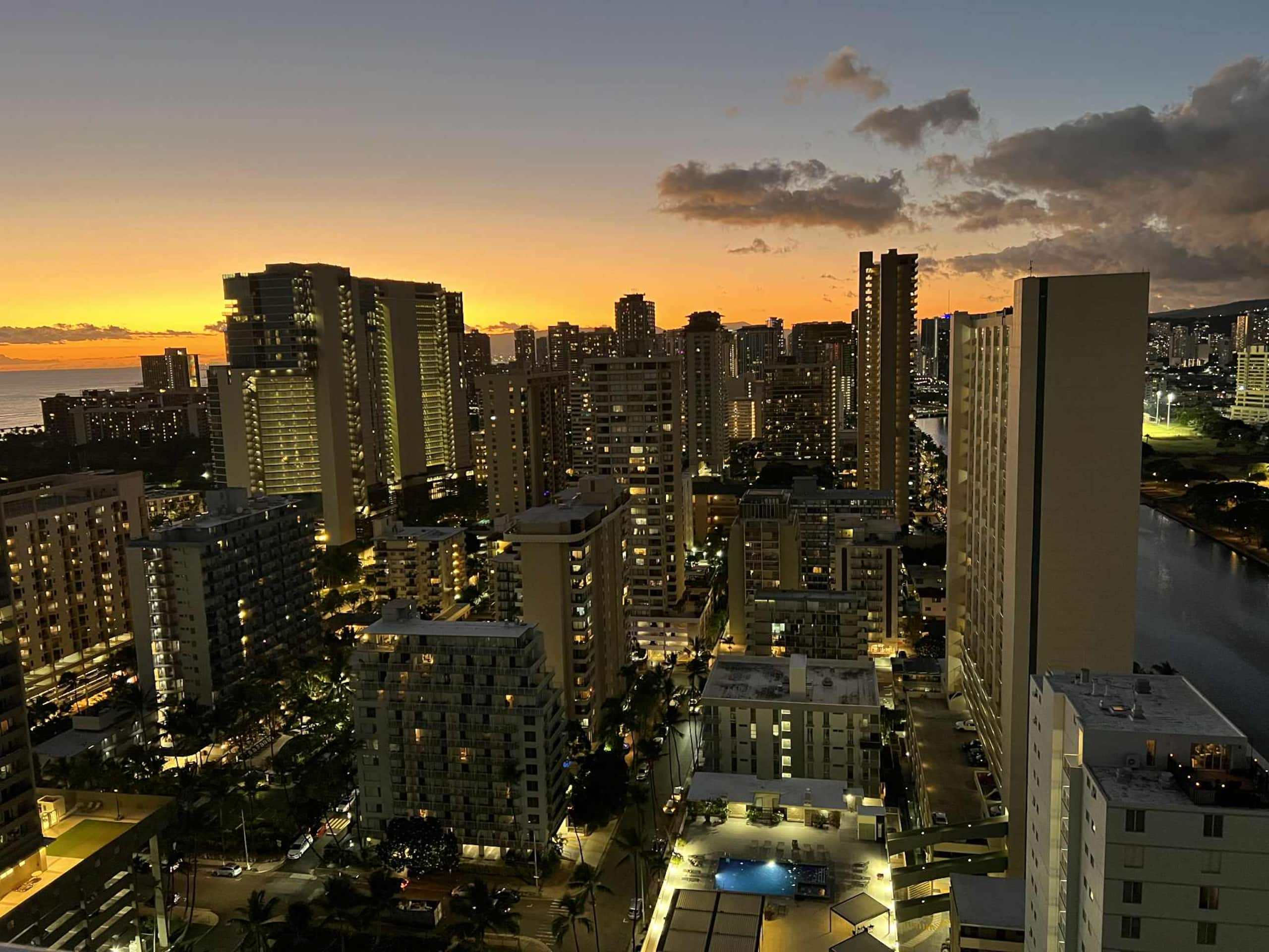 Waikiki Breeze and Free Parking - Image 19
