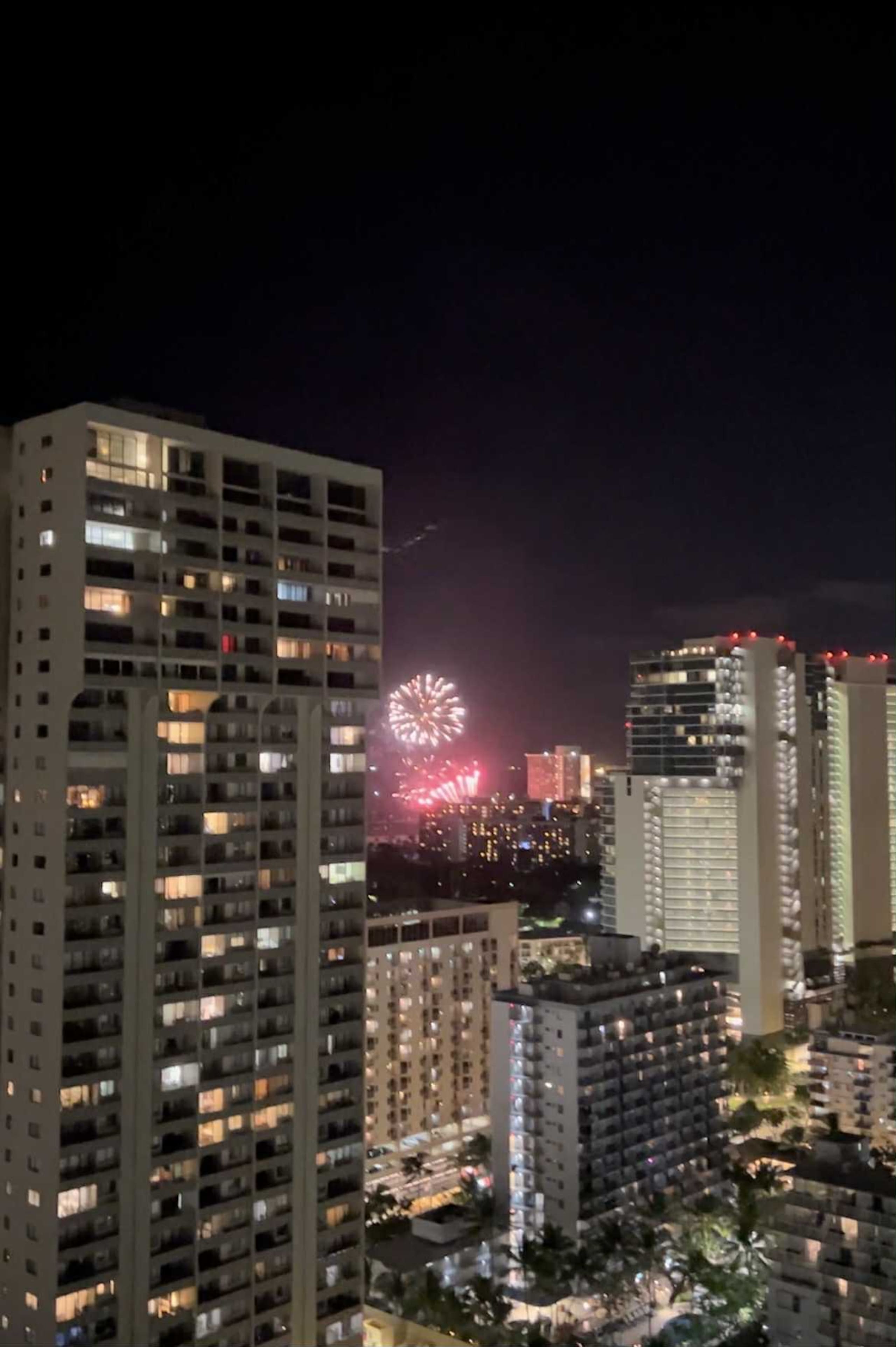 Waikiki Breeze and Free Parking - Image 46
