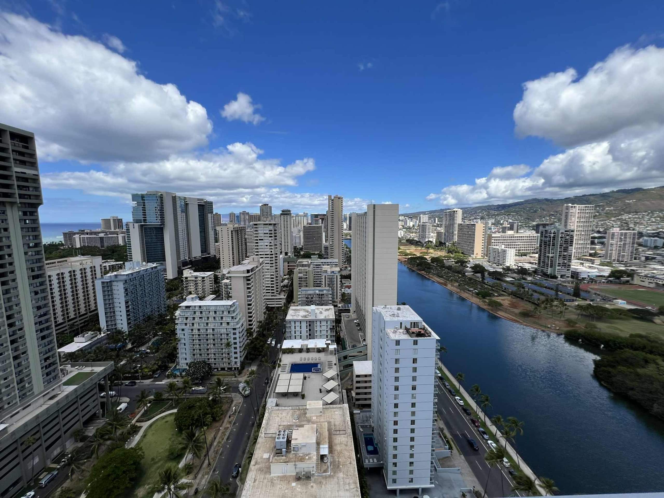 Waikiki Breeze and Free Parking - Image 40