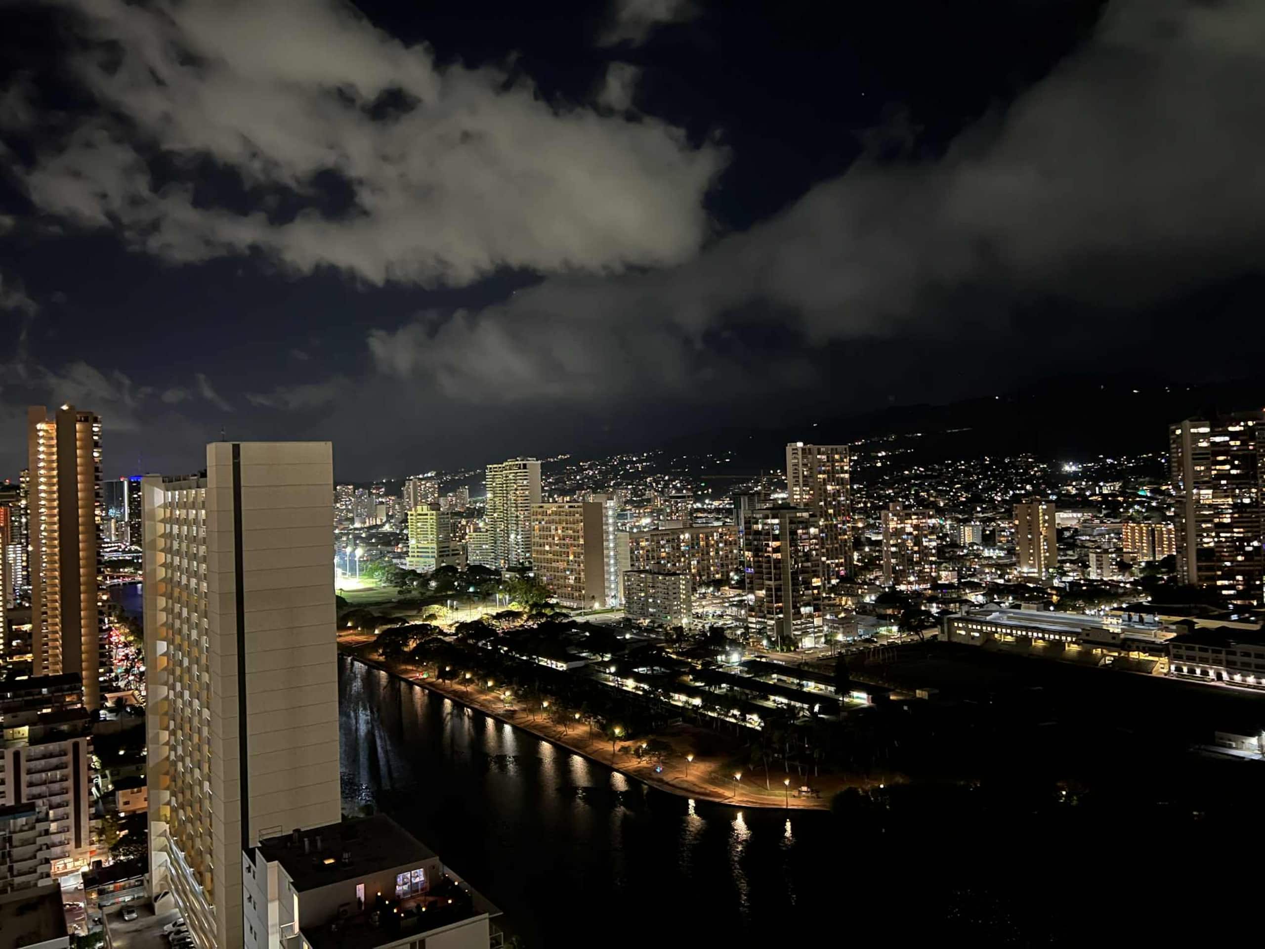 Waikiki Breeze and Free Parking - Image 47