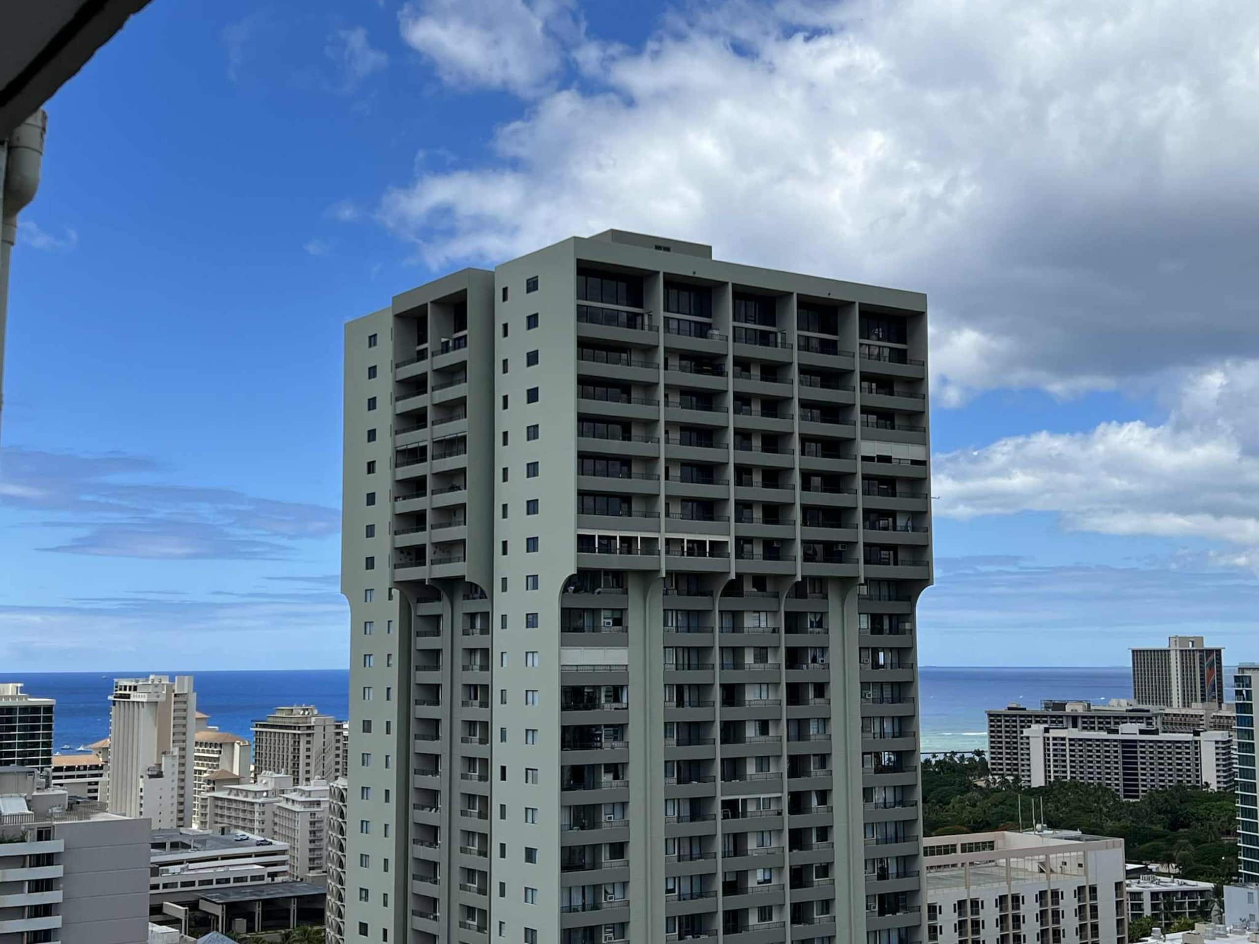 Waikiki Breeze and Free Parking - Image 39