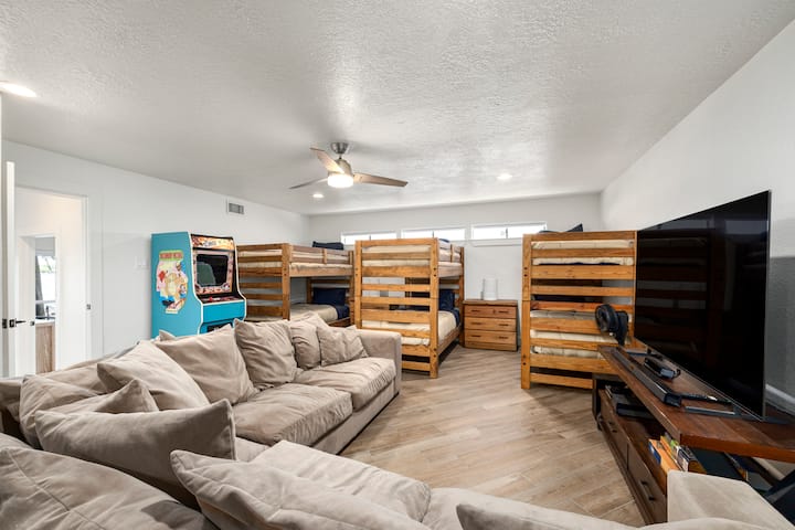 El lugar de reunión definitivo para niños (y niños de corazón) sofá, TV, Xbox, juego de arcade y mesa de billar, todo en la habitación de la litera.