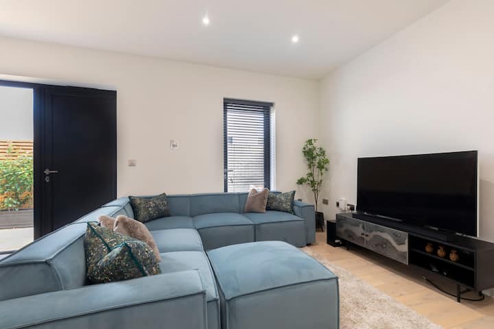 Stylish & Comfortable 4 Bedroom Town House - Cheltenham