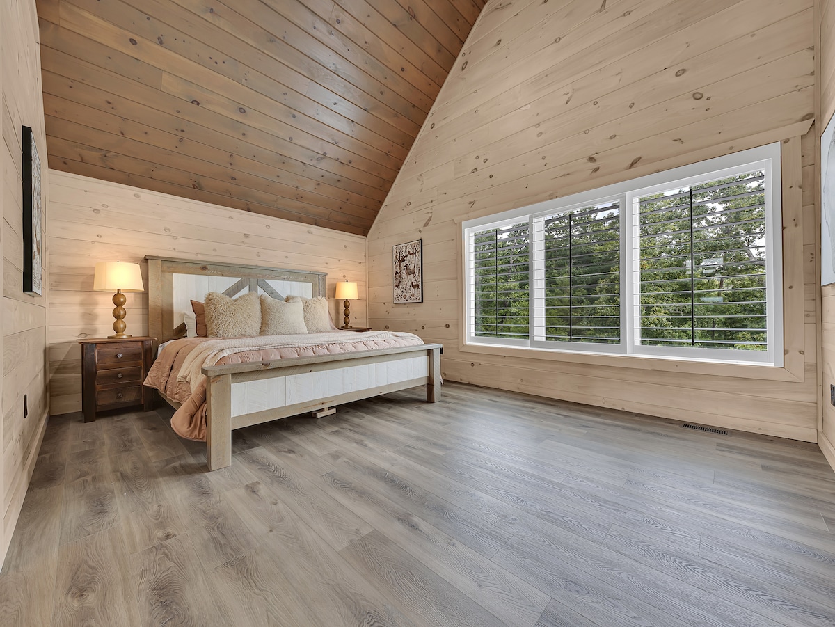 Oaza mira s blagim tonovima i prirodnim svjetlom koje ulazi kroz velike prozore, savršena za mirna jutra i dubok, miran san.