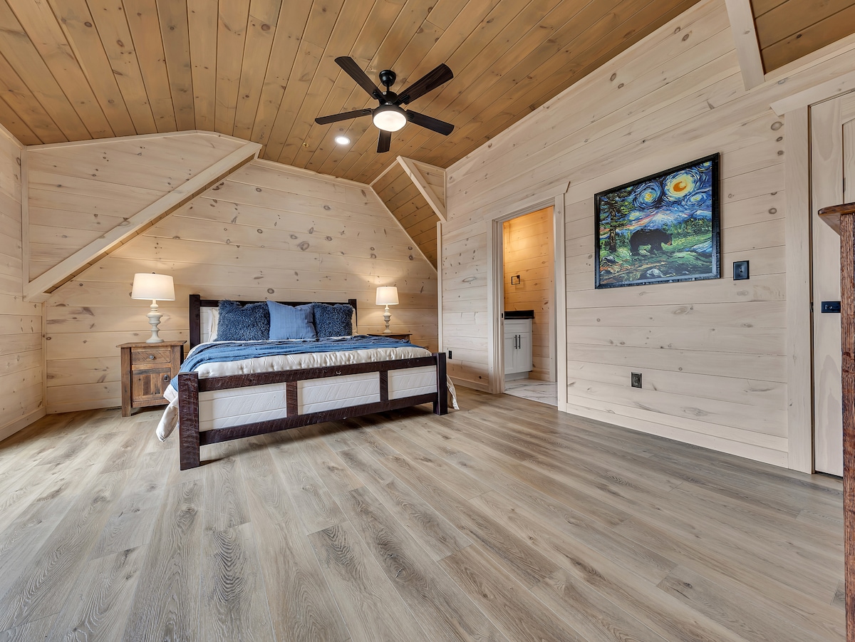 Hladni tonovi i ugodne teksture čine ovu spavaću sobu sa svodovima idealnim planinskim utočištem – prostrano, mirno i lijepo uređeno.