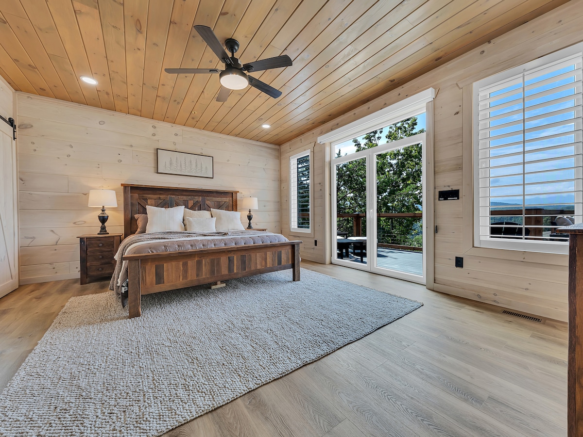 Ovaj ugodni apartman s bračnim krevetom odiše rustikalnim šarmom i ima izravan izlaz na terasu, što je savršeno za izlazak na svježi planinski zrak svako jutro.