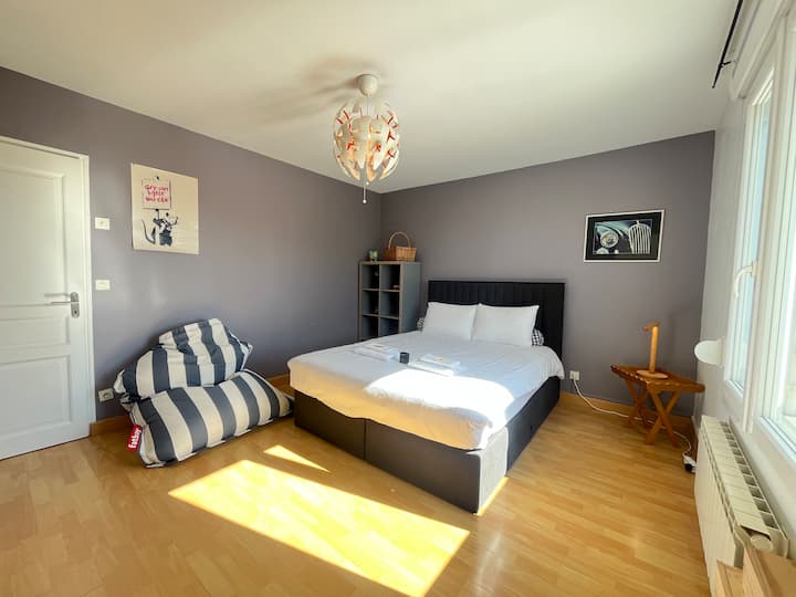 Ovo je soba u smještaju, a ova ima veliki udoban krevet.