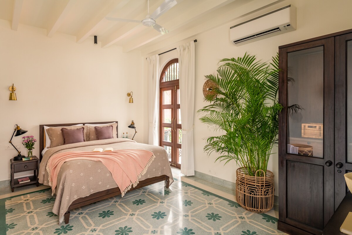 Vue sur la piscine depuis le balcon + balcon paisible