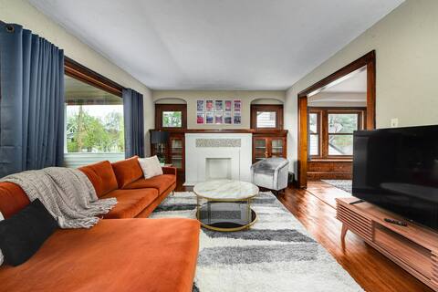 Top performing Airbnb: RocknRoll Crib | 8 Min Cle Clinic | Near Downtown in Buckeye Shaker Square