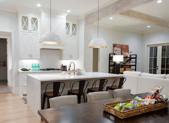 Modern Luxe - Walk to LSU | Spacious 4BR/3.5BA