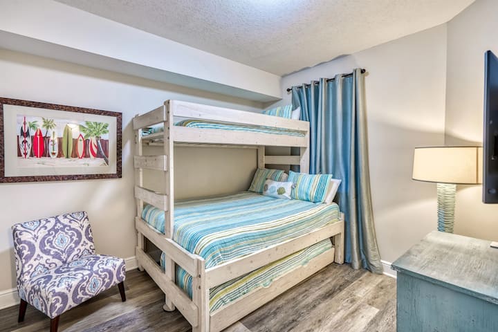 Una litera sobre una cama doble, ¡capacidad para 4 personas!